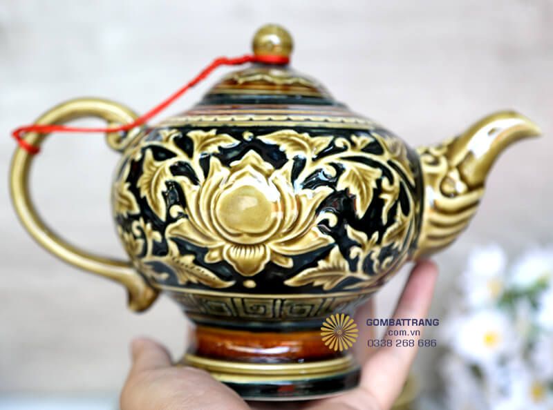 Toàn bộ bề mặt của ấm trà được trang trí họa tiết hoa sen đắp nổi tinh xảo, tỉ mỉ từng đường nét