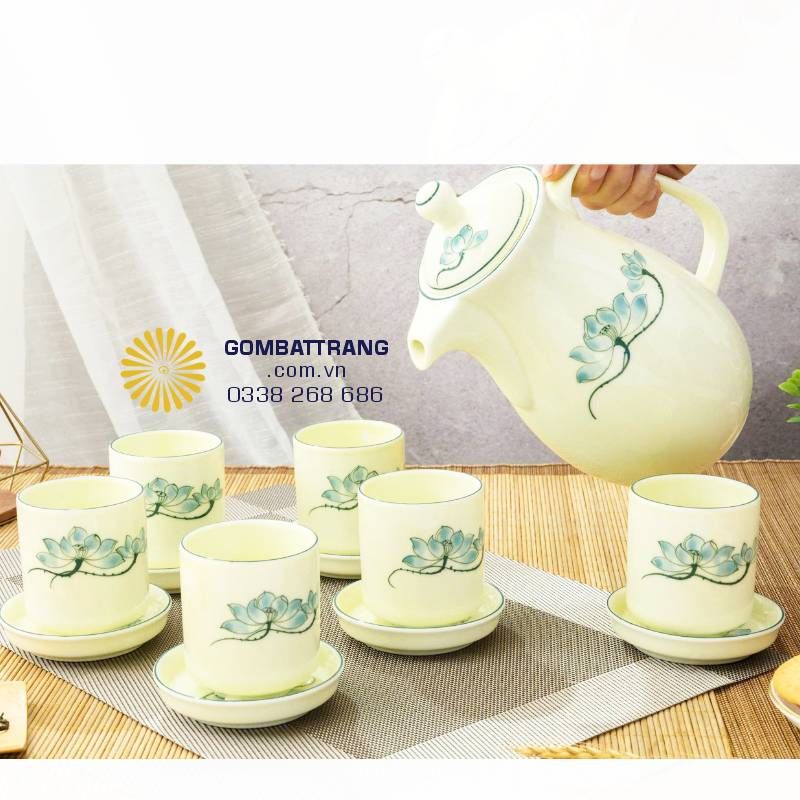 Bộ ấm chén uống trà đẹp tống kem sen xanh Bát Tràng với men kem bóng và họa tiết sen xanh sắc nét.