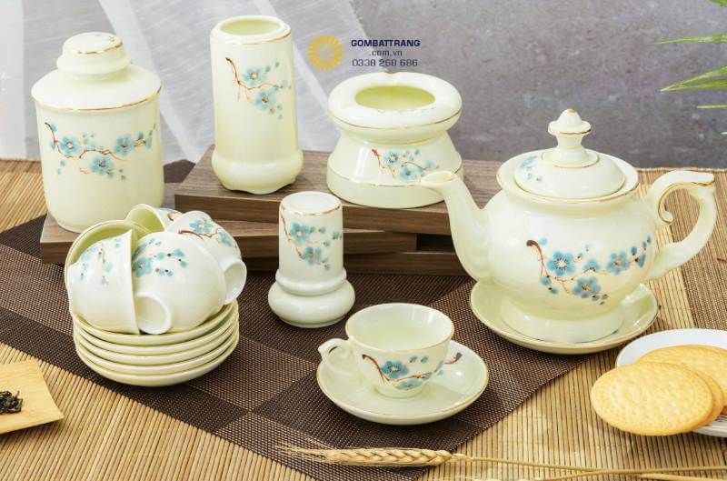  Ấm trà tròn trịa, hơi bầu lùn giữ nhiệt tốt, rót trà êm mượt; chén nhỏ gọn, vừa tay, men mịn, đều màu, không rỗ hay lem viền vàng. Thiết kế tinh xảo và chắc chắn tạo cảm giác sang trọng và đáng giá khi cầm trên tay.