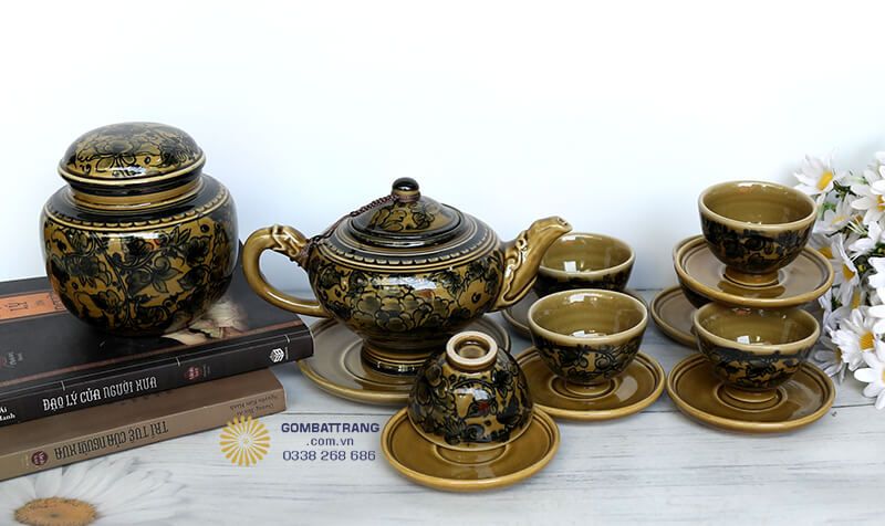 Bộ ấm chén cao cấp được chế tác từ gốm sứ Bát Tràng cao cấp với tông màu nâu vàng ấm áp, tạo cảm giác sang trọng và quý phái