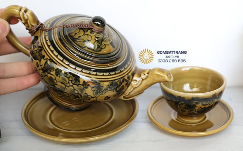Ấm trà có thiết kế dáng tròn cổ điển với vòi cong thanh thoát, tay cầm chắc chắn dễ dàng rót trà