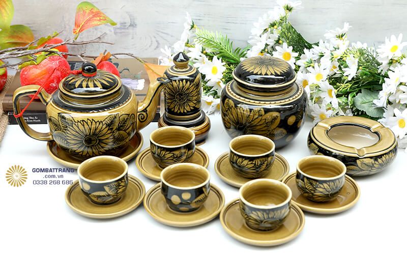 Họa tiết hoa cúc được vẽ khéo léo quanh thân chén, với những đường nét mềm mại, tự nhiên