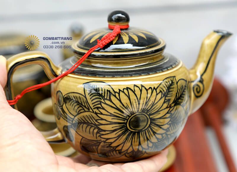 Ấm trà với thiết kế dáng tròn đầy đặn, thân ấm được trang trí bởi hoa cúc vẽ tay tinh tế tạo nên nét đẹp thanh lịch