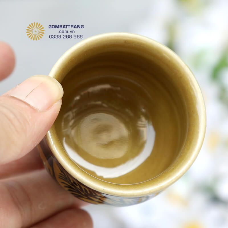 Màu sắc nâu vàng trên nền đen - Nét đặc trưng của bộ ấm chén trà làm quà tặng