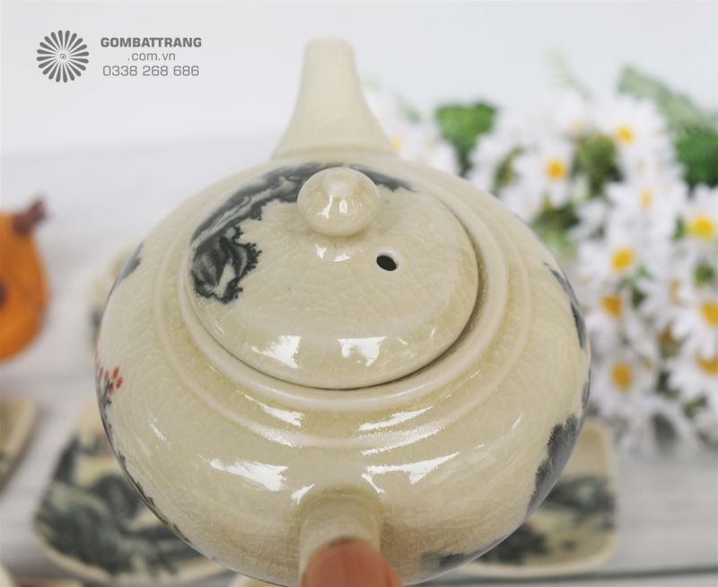 Hình ảnh ấm trà được chụp từ góc chính diện - vô cùng tinh xảo