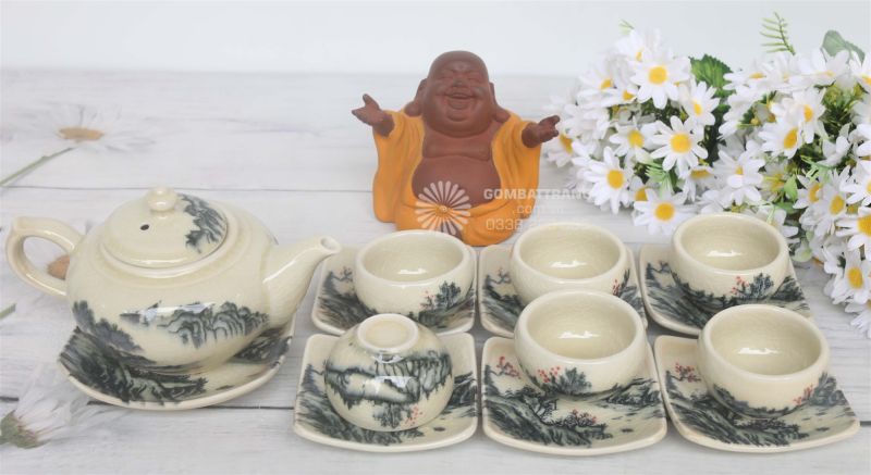 Cận cảnh bộ ấm chén với chất men láng bóng và bắt mắt