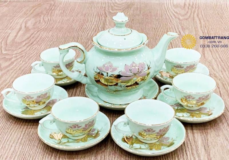  Dáng tròn mềm mại của thân ấm, quai vừa tay, chén ôm khít lòng bàn tay, tạo cảm giác chắc chắn nhưng vẫn nhẹ nhàng, nâng trải nghiệm uống trà lên tầm thẩm mỹ cao.