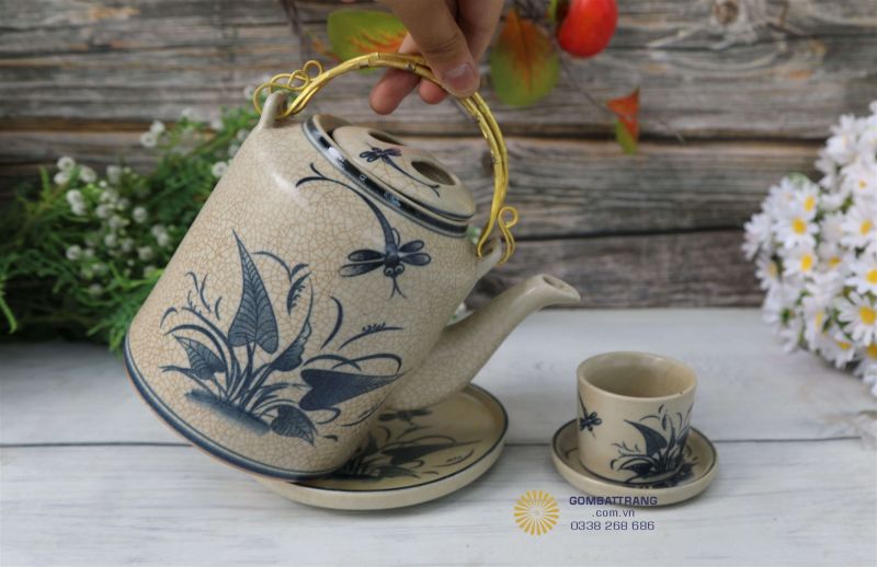 Ấm tích men rạn vẽ chuồn chuồn khoai quai vàng, giữ nhiệt lâu, men rạn cổ tinh tế, vẽ tay sắc nét.