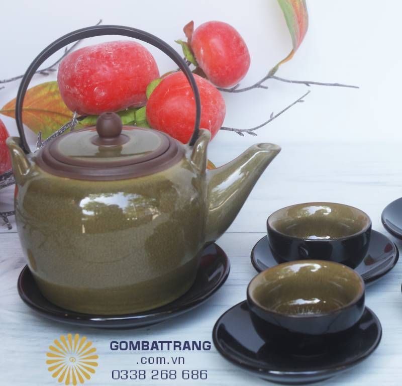 Bộ ấm chén gốm Bát Tràng men nâu mang trong mình một vẻ đẹp dung dị mà đầy sức cuốn hút, như một bức tranh được vẽ nên từ đất, lửa và đôi tay tài hoa của người thợ gốm. Ngắm nhìn chiếc ấm, ta dễ dàng cảm nhận được sự cân đối trong từng chi tiết