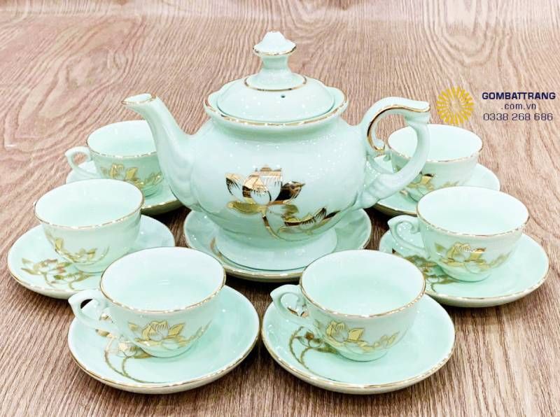 Bố cục ấm và 6 chén như đóa sen nở tròn đẹp mắt.