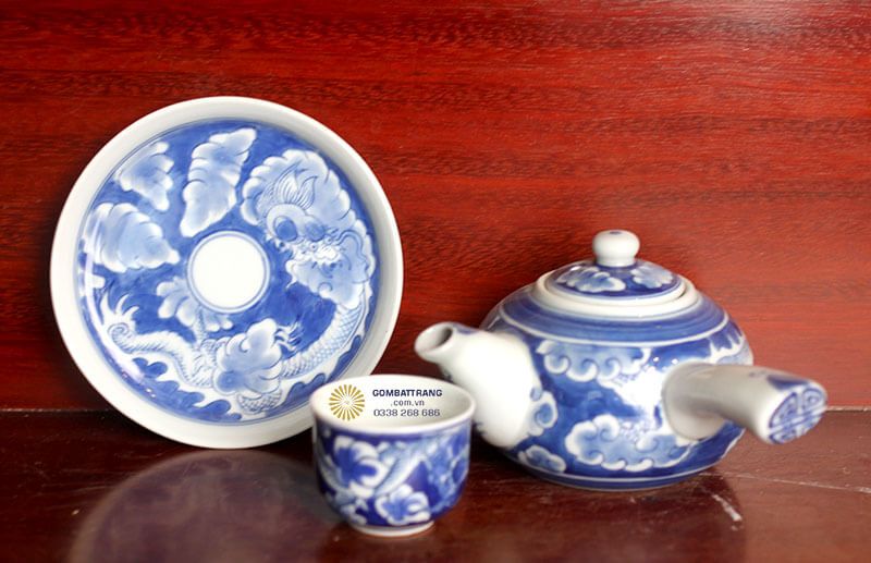 Ấm trà kiểu dáng tay ngang cổ điển, thích hợp trưng bày trong những không gian truyền thống