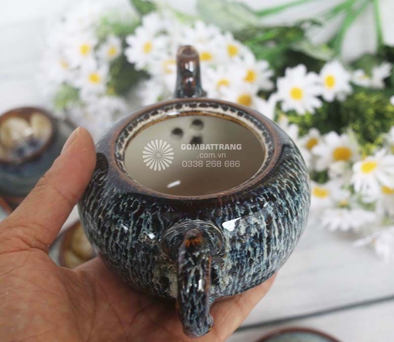Hình ảnh bên trong chiếc ấm trà Bát Tràng - bóng đẹp, mịn màng