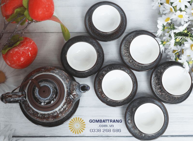 Họa tiết loang màu tinh xảo tạo nên chiều sâu và vẻ đẹp hút mắt cho từng chiếc chén
