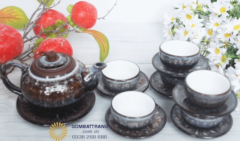 Ấm trà có thiết kế nắp kín và tay cầm chắc chắn, tiện lợi khi sử dụng