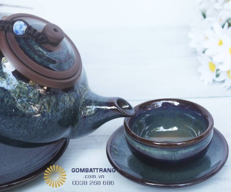 Khi đặt cùng chén uống trà lòng bóng và đĩa kê làm nền, tổng thể hiện lên liền mạch, sang mà không phô trương, gợi cảm giác gần gũi và bình yên