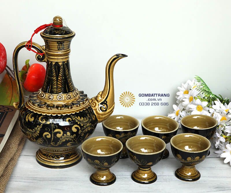 Bộ ấm chén được chế tác từ gốm sứ cao cấp nung ở nhiệt độ cao, đạt tiêu chuẩn an toàn