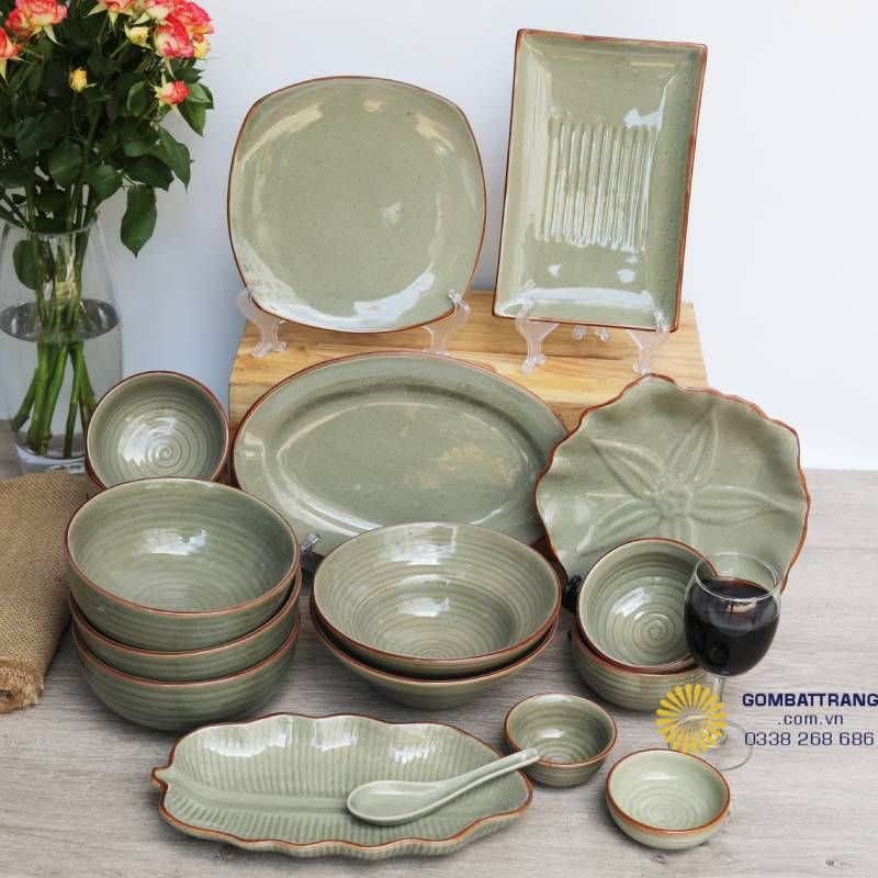 Sắc men xanh ngọc phủ đều bề mặt, khi nhìn dưới ánh sáng tự nhiên tạo hiệu ứng dịu mắt, giúp món ăn nổi bật mà không bị chói màu.