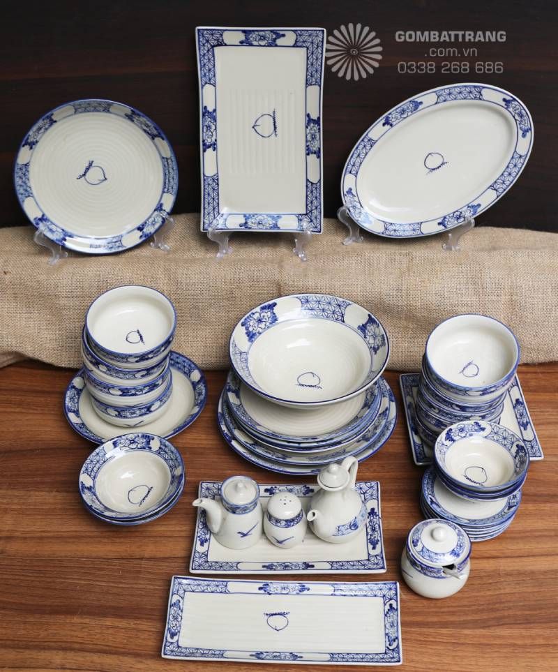 Họa tiết chữ Vạn và hoa cúc cách điệu được vẽ tay tỉ mỉ trên phần viền, thể hiện rõ nét tinh thần gốm thủ công truyền thống Bát Tràng.