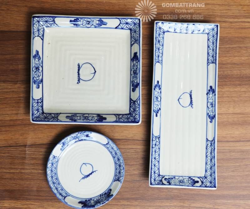 Hình ảnh quả đào cách điệu đặt ở chính giữa bát đĩa, nét vẽ mềm mại, mang ý nghĩa phong thủy về sự may mắn và trường thọ.