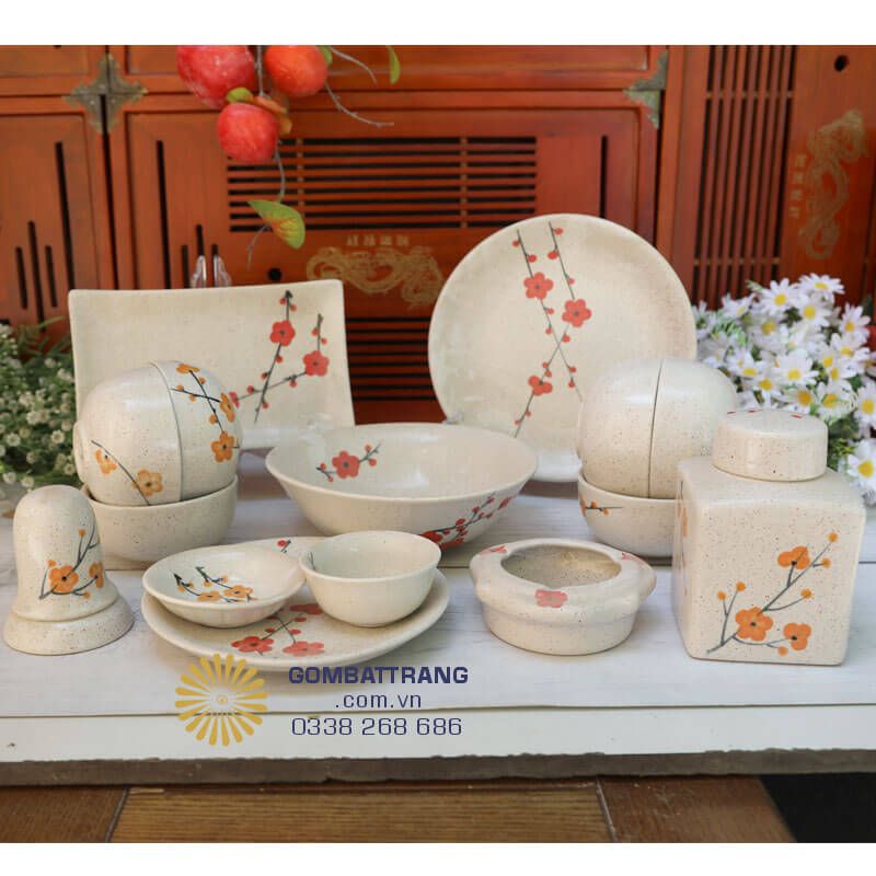 Bộ ấm chén Bát Tràng men rạn đất hồng sa, vẽ hoa đào đỏ may mắn – tượng trưng cho khởi đầu mới, thu hút tài lộc và mang lại năng lượng an yên cho không gian trà đạo