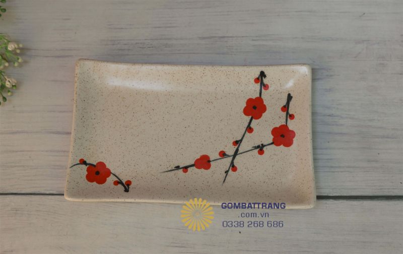 Đĩa vuông men rạn mang phong cách hiện đại, nổi bật với họa tiết đào đỏ
