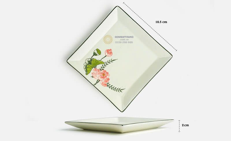 Cận cảnh kiểu dáng chiếc đĩa vuông thẳng hoa sen đỏ