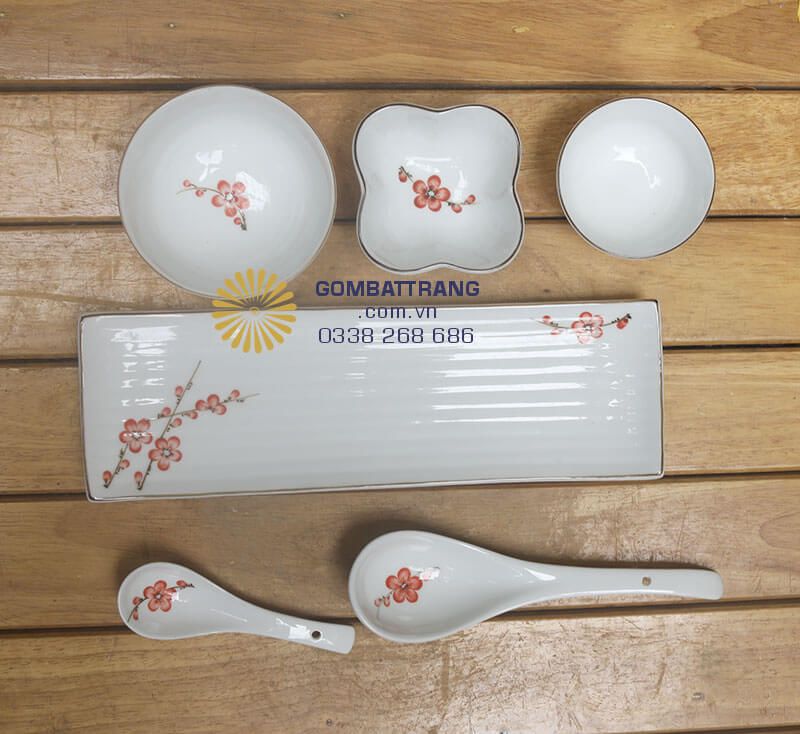Thiết kế đồng bộ, đầy đủ từ bát, đĩa đến thìa