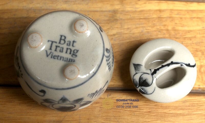 Màu xanh lam trên nền trắng ngà tạo nên sắc xanh – trắng cổ điển đặc trưng của gốm Bát Tràng hàng