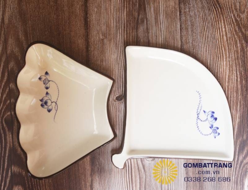 Bộ chén đĩa cao cấp Bát Tràng với thiết kế đĩa lá lạ mắt, họa tiết sen thanh nhã, thích hợp trang trí bàn ăn hiện đại.