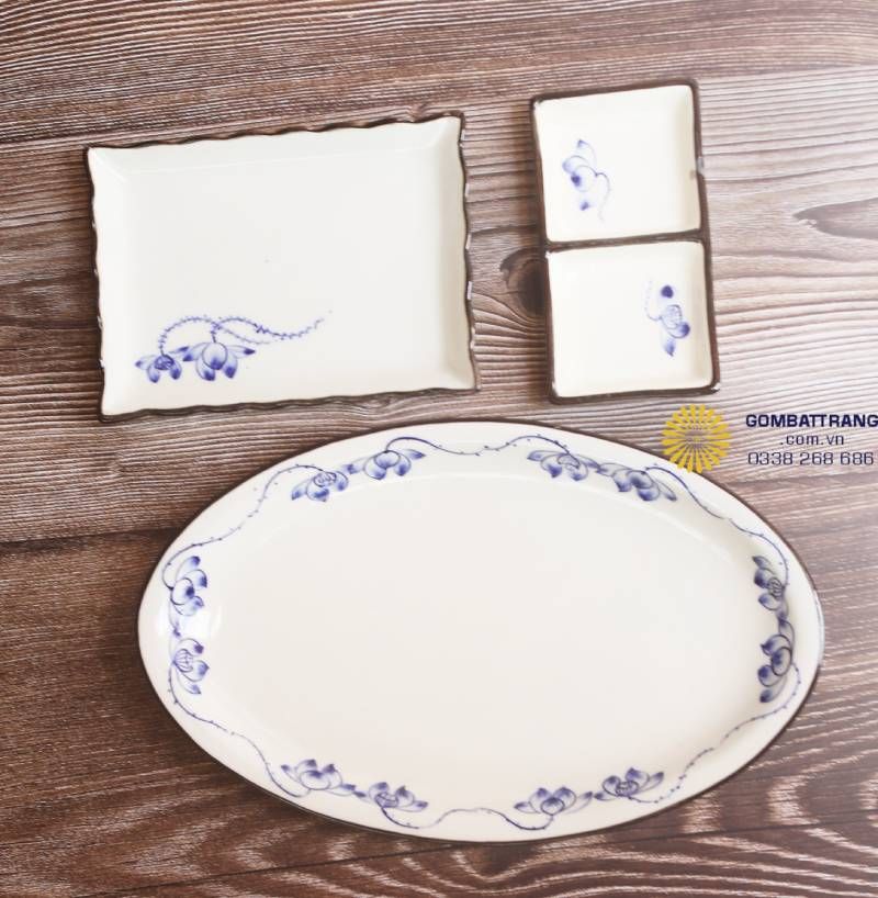 Đĩa gốm Bát Tràng nhiều hình dáng, hoa văn sen xanh lam thủ công, bền đẹp, tăng tính thẩm mỹ cho không gian bếp.