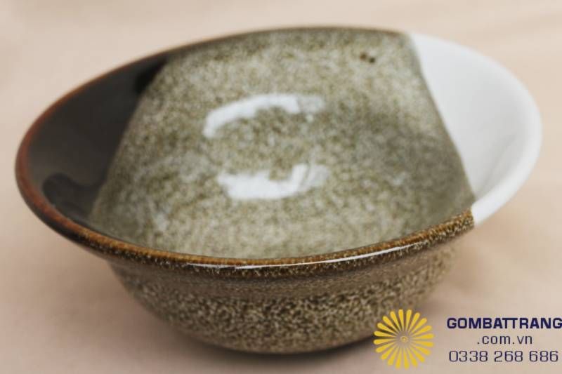 Phần miệng bát loe nhẹ tinh tế không chỉ giúp bày trí món canh đẹp hơn mà còn giúp thực phẩm nhanh nguội đến nhiệt độ vừa ăn.