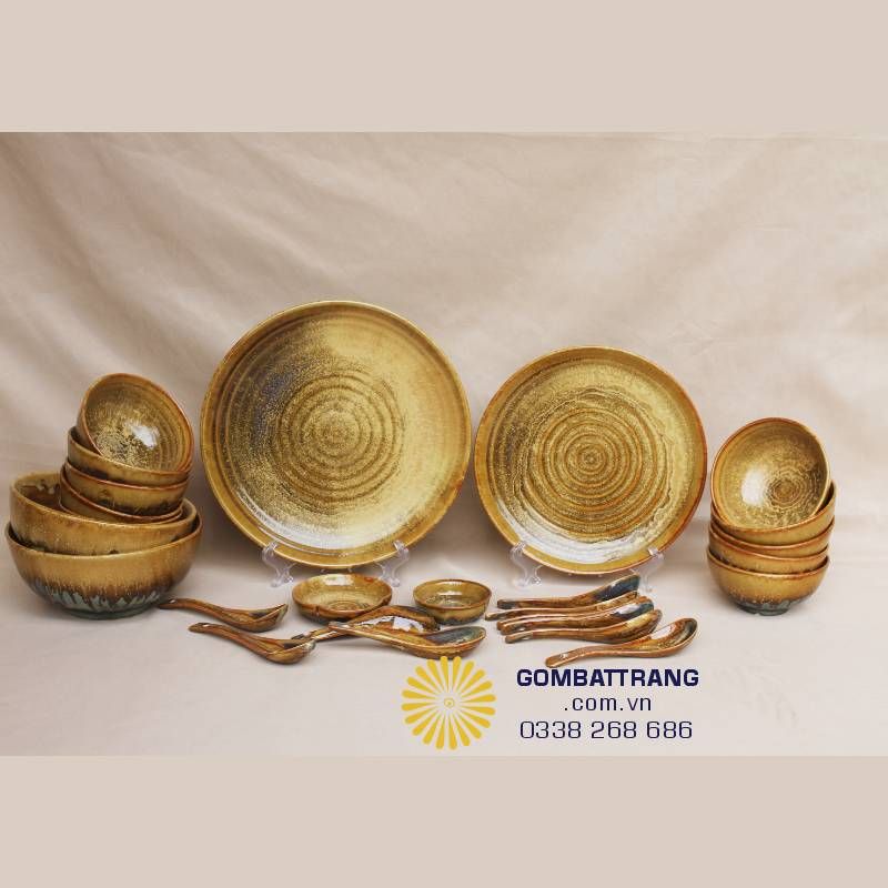 Cận cảnh các vân men loang tự nhiên trên bộ bát đĩa thắp hương đẹp, biểu tượng cho sự thịnh vượng.