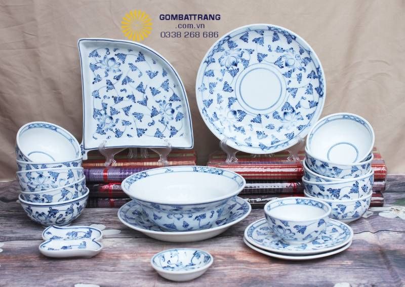 Dòng gốm men lam truyền thống với sắc xanh trắng bất hủ. Từng sản phẩm không chỉ có công năng sử dụng mà còn là một vật phẩm trang trí giúp không gian bếp trở nên hoài cổ và đậm đà bản sắc dân tộc.