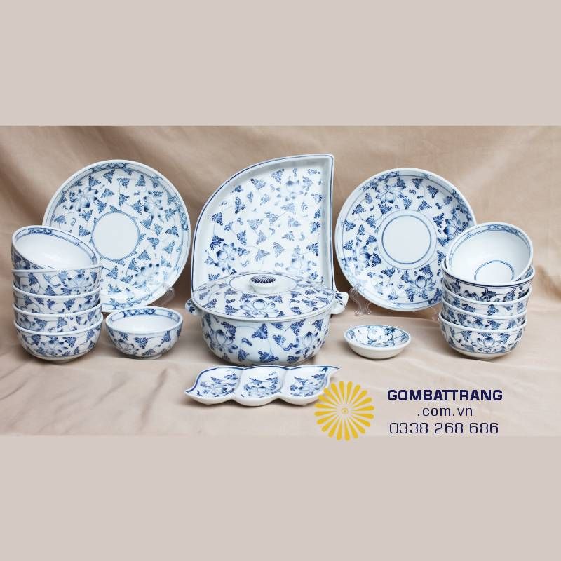 Sự đồng nhất về màu sắc và họa tiết hoa cúc dây tạo nên một chỉnh thể nghệ thuật hài hòa, sang trọng.