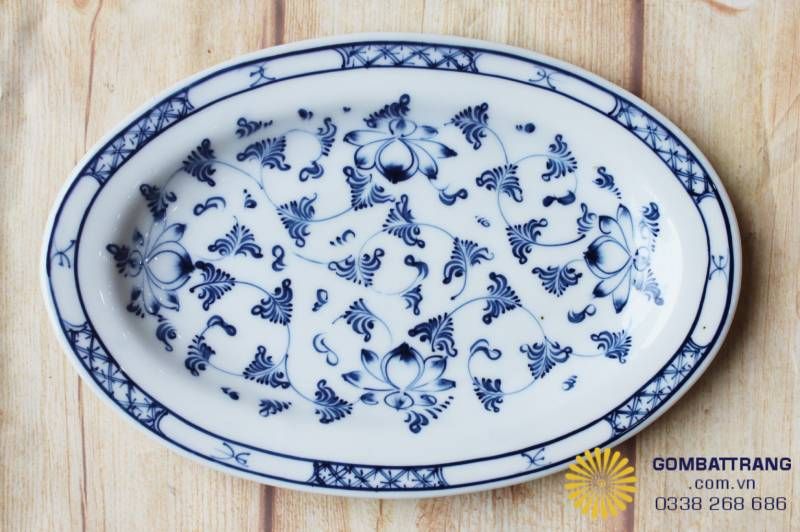 Dáng bầu dục thuôn dài với phần viền được kẻ chỉ xanh thanh mảnh, rất phù hợp để trình bày các món cá hấp hoặc các món xào trường vị.
