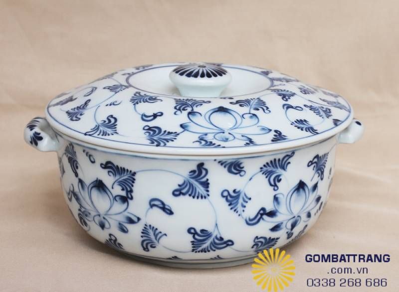 Thân âu tròn trịa, vững chãi với hai tai cầm cân đối. Mang lại cảm giác ấm cúng và chỉn chu cho mâm cơm. Chiếc nắp đậy không chỉ giữ nhiệt mà còn là "mảnh ghép" hoàn hảo để che chở cho hương vị bên trong.