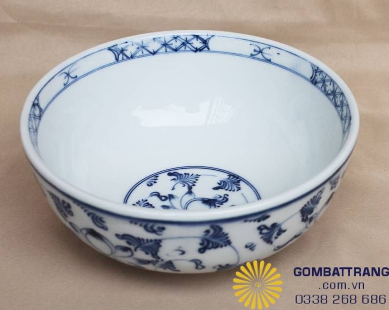 Bát tô tập trung họa tiết thành một dải hoa văn. Miệng bát loe nhẹ, thân bát sâu lòng, giúp tôn lên màu sắc rực rỡ của các món canh truyền thống.