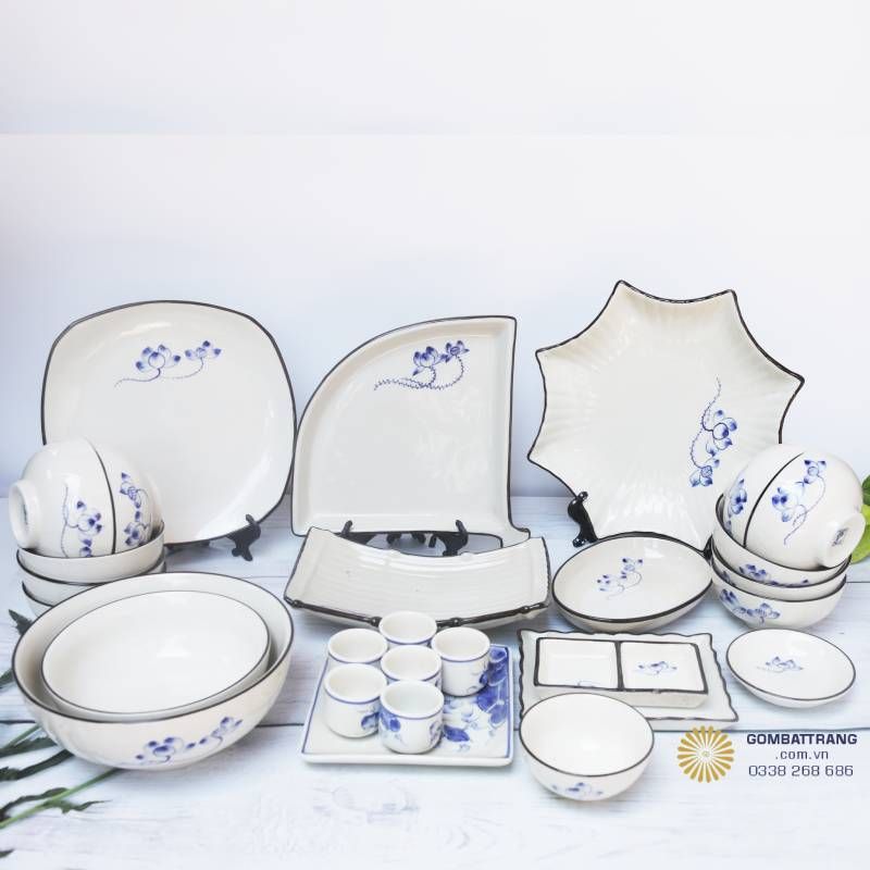 Bộ bát đĩa gốm sứ Bát Tràng cao cấp gồm bát cơm, bát tô, đĩa lá, đĩa vuông, khay phụ… họa tiết sen xanh lam thủ công, thích hợp bổ trí bếp sang trọng.