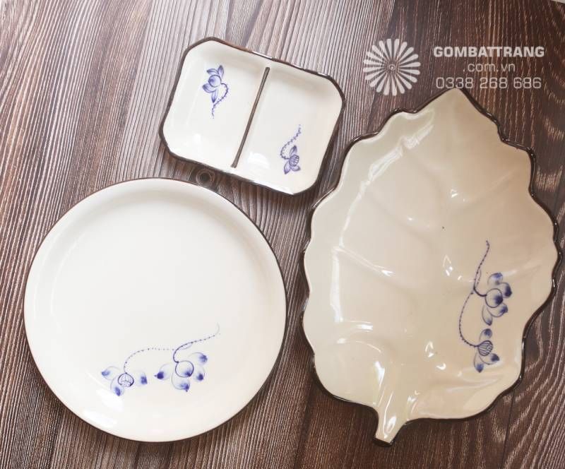 Bộ đĩa lá Bát Tràng kết hợp đĩa tròn và khay nhỏ, men trắng sáng, họa tiết sen xanh lam tinh tế, phù hợp bày biện món khai vị.
