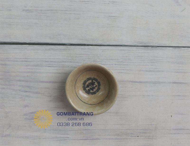 Họa tiết mặt trời kết hợp rồng phượng trên bộ bát đĩa hoa mặt trời tượng trưng cho vượng khí, quyền uy và sự hanh thông, mang lại năng lượng cát tường cho gia chủ
