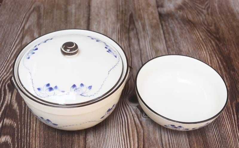 Bát tô gốm sứ Bát Tràng hoa sen với nắp đậy tiện lợi, giữ trọn hương vị món ăn.