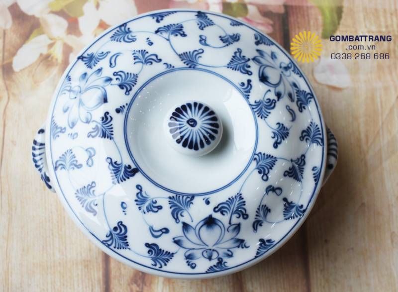 Âu đựng cơm có nắp đậy giúp giữ nhiệt tốt và đảm bảo vệ sinh. Họa tiết vẽ kín thân âu tạo vẻ sang trọng, trang trọng cho mâm cỗ.