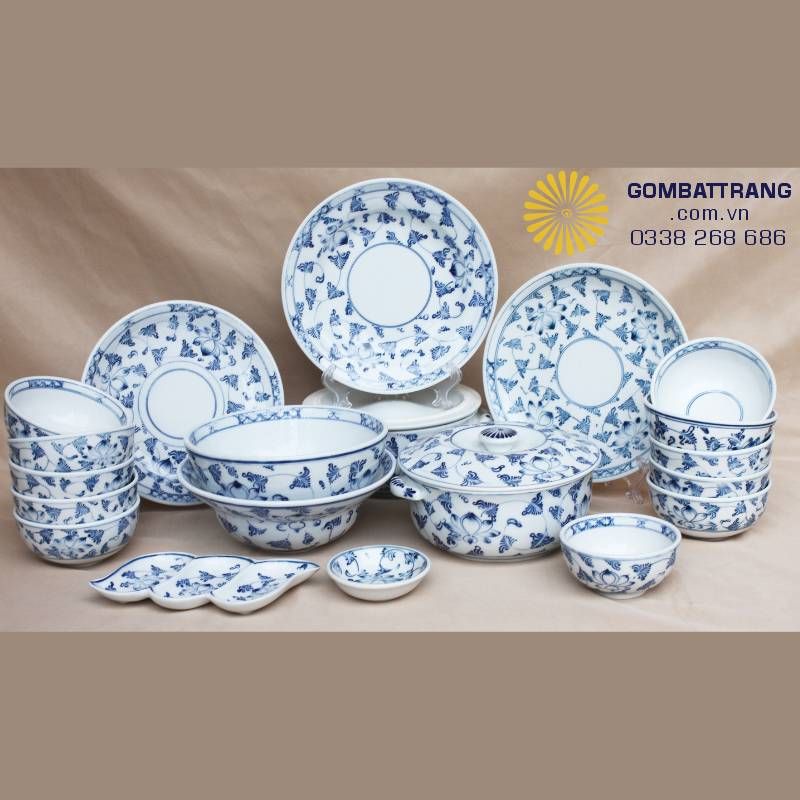 Trọn bộ bàn ăn men lam với họa tiết hoa dây vẽ tay tinh xảo trên nền sứ trắng bền màu.