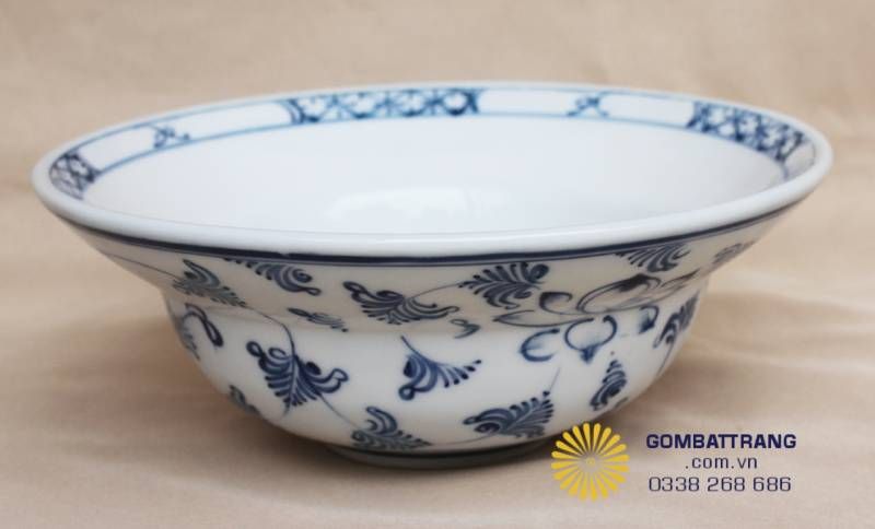 Đường cong của miệng bát được tạo hình khéo léo để mở rộng tầm nhìn, giúp tôn vinh màu sắc của món ăn bên trong. Họa tiết hoa dây bao quanh thân bát như một lời nhắc nhớ về vẻ đẹp thanh tao, bền vững với thời gian.