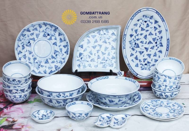Nếu quan sát kỹ, bạn sẽ thấy sự khác biệt trong từng nét bút – điều chỉ có ở dòng gốm vẽ tay thủ công. Sắc xanh lam của men ngấm sâu vào lớp sứ trắng, tạo nên độ trong và độ sâu đặc trưng, càng dùng càng thấy bóng đẹp.
