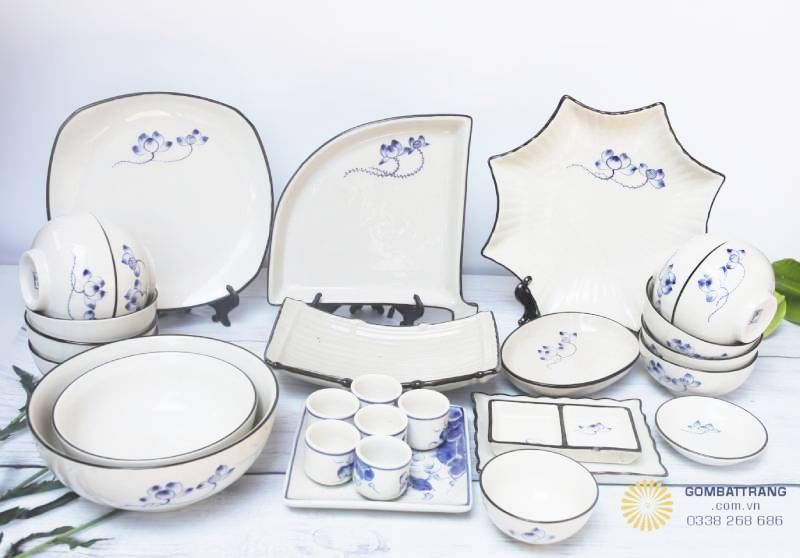 Set bộ bát đĩa quà tặng Bát Tràng đầy đủ bát cơm, đĩa tròn, đĩa vuông và khay phụ, mang lại sự tiện dụng và tính thẩm mỹ cao cho mỗi bữa ăn.