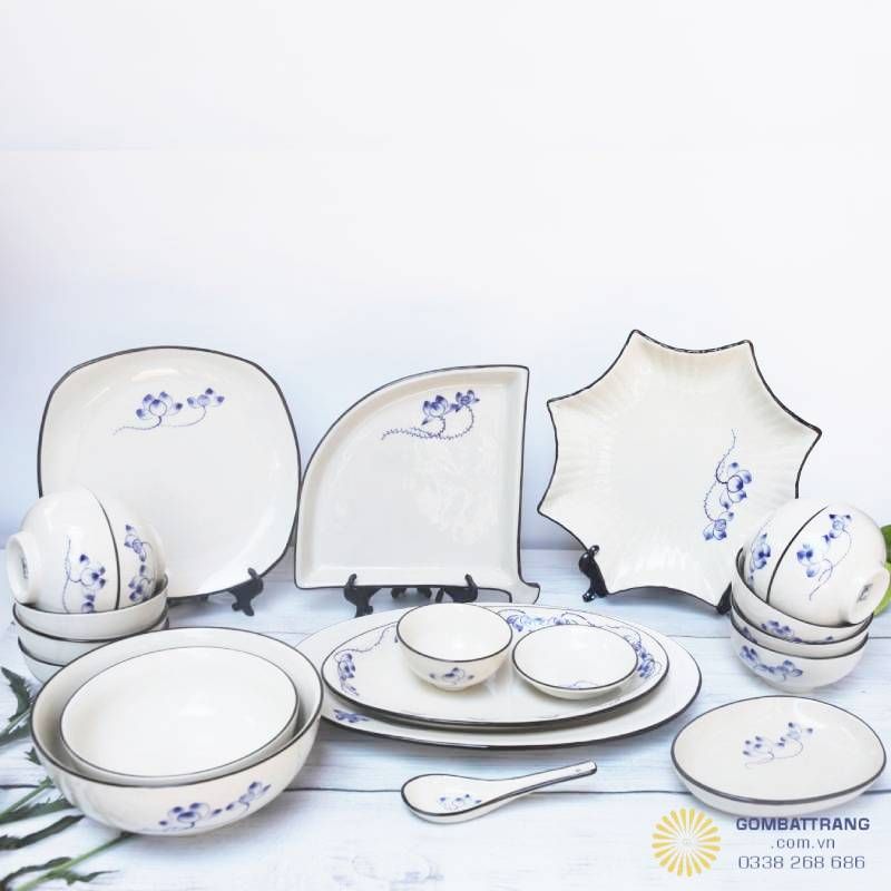 Bộ bát đĩa gốm sứ Bát Tràng cao cấp với men ngà sáng bóng, hoa văn sen xanh lam tinh tế, phù hợp làm quà tặng sang trọng và bền đẹp.