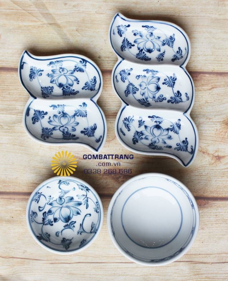 Cách bài trí đĩa nhỏ hình cánh hoa bao quanh bát cơm chính tạo nên một cấu trúc bàn ăn đối xứng, khoa học và tinh tế. Đây là gợi ý tuyệt vời cho các nhà hàng muốn khẳng định phong cách phục vụ chuyên nghiệp, cao cấp.