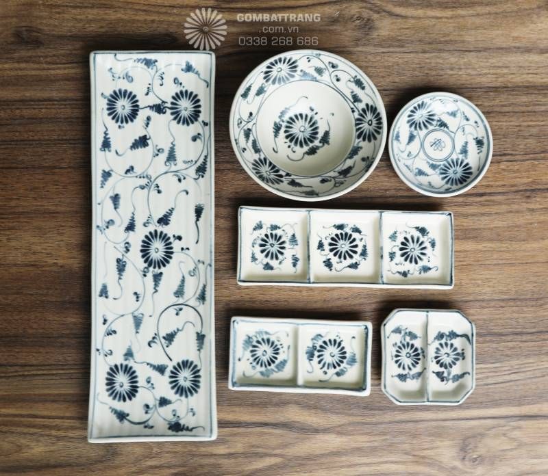  Khay đựng gia vị chia ô gọn gàng, họa tiết được tiết chế vừa đủ, thuận tiện cho việc bày nước chấm, gia vị tại bàn hoặc line phục vụ