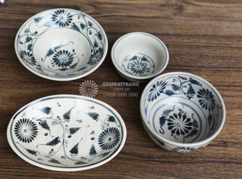  Cận cảnh bát cơm với lòng bát sáng men, họa tiết hoa cúc hiện rõ từng cánh, đường vẽ mềm và có độ loang nhẹ tự nhiên của men gốm thủ công.